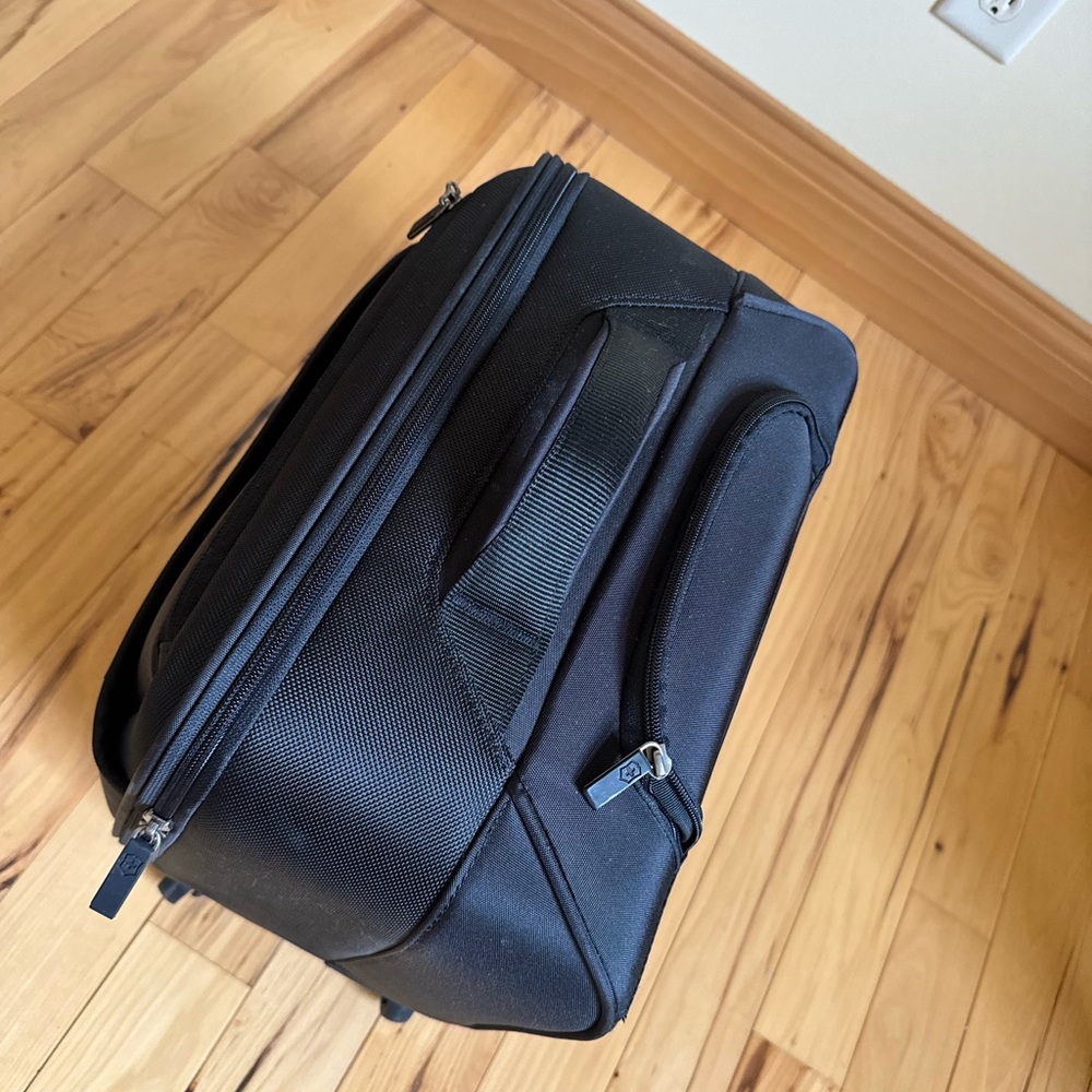 Victorinox Avolve 2.0 15” Carry On Overnight Spinner Suitcase - Picture 6 of 14